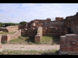 04207 ostia - regio i - caseggiato (i,viii,4) - raeume am suedende - 09-2023.jpg